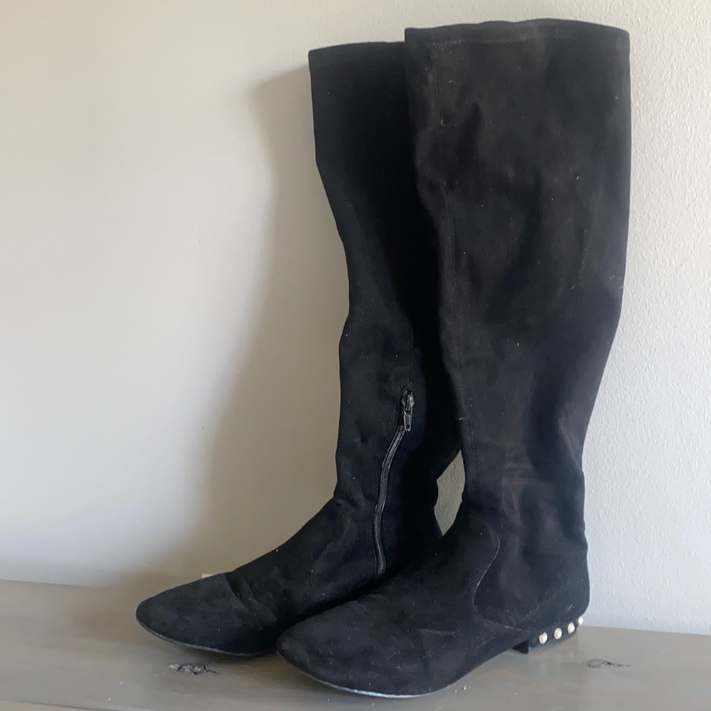Pre-owned a Vanka Trump black suede boots with pearl heel size 8